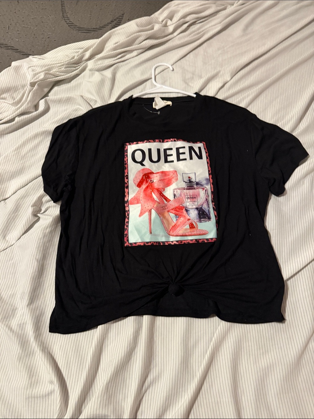 Que Graphic Knot-Front Short Sleeve Tee in Black with Pink Accents